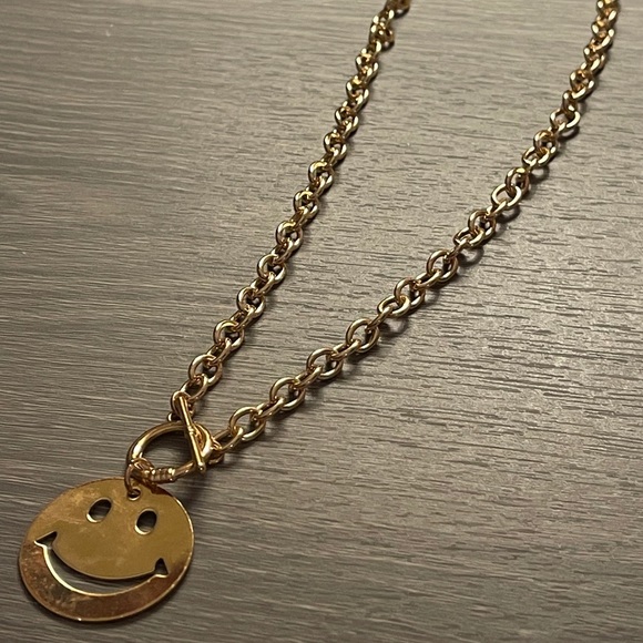 Gold smiley face necklace! - Picture 1 of 3